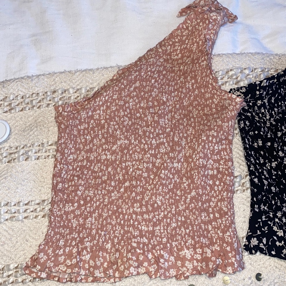 Cute one sleeve top.